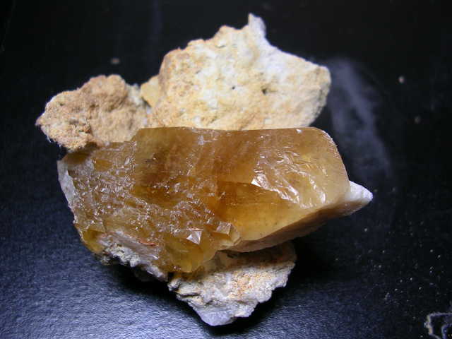 Honey-brown calcite #2 Pic 1