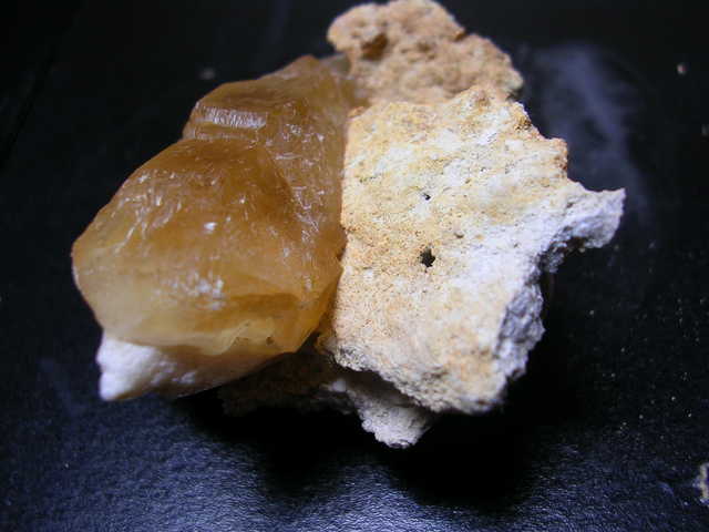 Honey-brown calcite #2 Pic 2